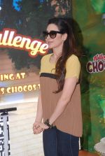Karisma Kapoor plays with kids at Kellogs chocos augmented reality game on 24th Aug 2012 (60).JPG