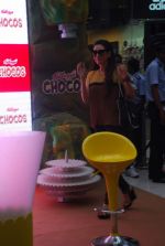 Karisma Kapoor plays with kids at Kellogs chocos augmented reality game on 24th Aug 2012 (8).JPG