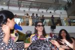 Karisma Kapoor plays with kids at Kellogs chocos augmented reality game on 24th Aug 2012 (82).JPG