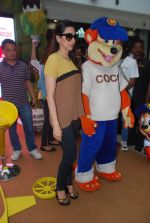 Karisma Kapoor plays with kids at Kellogs chocos augmented reality game on 24th Aug 2012 (85).JPG
