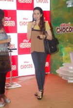 Karisma Kapoor plays with kids at Kellogs chocos augmented reality game on 24th Aug 2012 (9).JPG