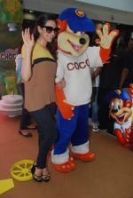 Karisma Kapoor plays with kids at Kellogs chocos augmented reality game on 24th Aug 2012 (96).JPG