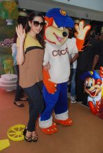 Karisma Kapoor plays with kids at Kellogs chocos augmented reality game on 24th Aug 2012 (99).JPG