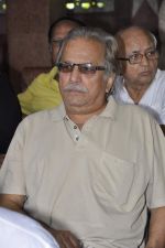 at AK Hangal_s funeral in Juhu, Mumbai on 26th Aug 2012 (44).JPG