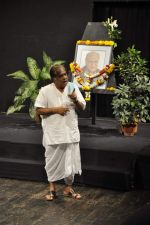 Anjan Shrivastav at A K Hangal_s prayer meet in Juhu, Mumbai on 27th Aug 2012 (24).JPG