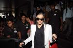 Sonam Kapoor snapped at Infinity Mall in Andheri, Mumbai on 28th Aug 2012 (27).JPG