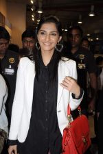 Sonam Kapoor snapped at Infinity Mall in Andheri, Mumbai on 28th Aug 2012 (7).JPG
