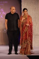 Tarun Tahiliani with Prachi Mishra (Miss India Earth 2012) at Aamby Valley India Bridal Fashion Week 2012 in association with Azva .jpg