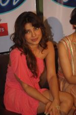 Priyanka Chopra on the sets of Indian Idol in Filmcity, Mumbai on 31st Aug 2012 (215).JPG