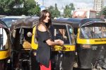Bipasha Basu promotes Raaz 3 on a traffic signal by distributing lemon to wade away evil spirits in Mumbai on 1st Sept 2012 (11).JPG
