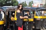 Bipasha Basu promotes Raaz 3 on a traffic signal by distributing lemon to wade away evil spirits in Mumbai on 1st Sept 2012 (12).JPG