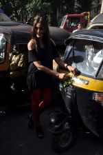 Bipasha Basu promotes Raaz 3 on a traffic signal by distributing lemon to wade away evil spirits in Mumbai on 1st Sept 2012 (21).JPG