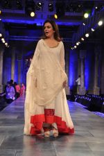 Nita Ambani at Manish Malhotra Designs at Mijwan Sonnets in Fabric 2012 in Grand Hyatt, Mumbai on 3rd Sept 2012,1 (173).JPG