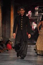 Prateik  walks the ramp for Manish Malhotra Designs at Mijwan Sonnets in Fabric 2012 in Grand Hyatt, Mumbai on 3rd Sept 2012 (46).JPG