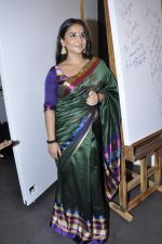Vidya Balan at Viveek Sharma exhibition in Colaba on 8th Sept 2012 (115).JPG