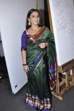 Vidya Balan at Viveek Sharma exhibition in Colaba on 8th Sept 2012 (116).JPG