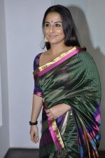 Vidya Balan at Viveek Sharma exhibition in Colaba on 8th Sept 2012 (13).JPG