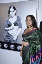 Vidya Balan at Viveek Sharma exhibition in Colaba on 8th Sept 2012 (30).JPG