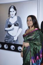 Vidya Balan at Viveek Sharma exhibition in Colaba on 8th Sept 2012 (31).JPG