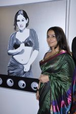 Vidya Balan at Viveek Sharma exhibition in Colaba on 8th Sept 2012 (33).JPG