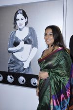 Vidya Balan at Viveek Sharma exhibition in Colaba on 8th Sept 2012 (34).JPG