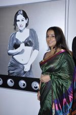 Vidya Balan at Viveek Sharma exhibition in Colaba on 8th Sept 2012 (35).JPG