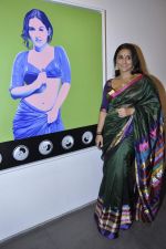 Vidya Balan at Viveek Sharma exhibition in Colaba on 8th Sept 2012 (48).JPG
