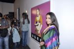 Vidya Balan at Viveek Sharma exhibition in Colaba on 8th Sept 2012 (54).JPG