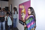 Vidya Balan at Viveek Sharma exhibition in Colaba on 8th Sept 2012 (55).JPG