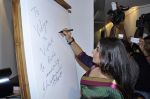 Vidya Balan at Viveek Sharma exhibition in Colaba on 8th Sept 2012 (85).JPG