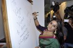 Vidya Balan at Viveek Sharma exhibition in Colaba on 8th Sept 2012 (86).JPG