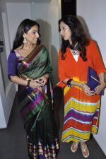 Vidya Balan, Shobha De at Viveek Sharma exhibition in Colaba on 8th Sept 2012 (30).JPG