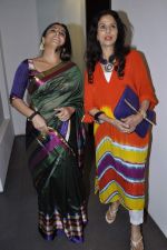 Vidya Balan, Shobha De at Viveek Sharma exhibition in Colaba on 8th Sept 2012 (34).JPG