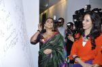 Vidya Balan, Shobha De at Viveek Sharma exhibition in Colaba on 8th Sept 2012 (95).JPG