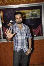 Emraan Hashmi checks audience response at Gaity on 9th Sept 2012 (32).jpg