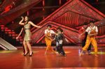 Kareena Kapoor on the sets of Zee Dance Ke Superstar in Famous on 10th Sept 2012 (42).JPG