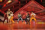 Kareena Kapoor on the sets of Zee Dance Ke Superstar in Famous on 10th Sept 2012 (43).JPG