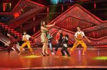 Kareena Kapoor on the sets of Zee Dance Ke Superstar in Famous on 10th Sept 2012 (44).JPG