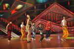 Kareena Kapoor on the sets of Zee Dance Ke Superstar in Famous on 10th Sept 2012 (50).JPG