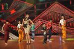 Kareena Kapoor on the sets of Zee Dance Ke Superstar in Famous on 10th Sept 2012 (51).JPG