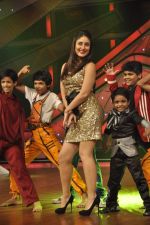 Kareena Kapoor on the sets of Zee Dance Ke Superstar in Famous on 10th Sept 2012 (53).JPG