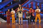 Kareena Kapoor on the sets of Zee Dance Ke Superstar in Famous on 10th Sept 2012 (58).JPG