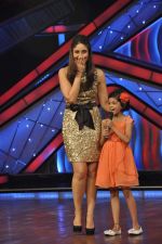 Kareena Kapoor on the sets of Zee Dance Ke Superstar in Famous on 10th Sept 2012 (63).JPG