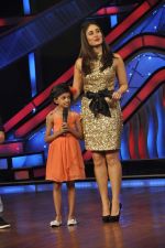 Kareena Kapoor on the sets of Zee Dance Ke Superstar in Famous on 10th Sept 2012 (91).JPG