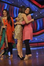 Kareena Kapoor, Farah Khan on the sets of Zee Dance Ke Superstar in Famous on 10th Sept 2012 (71).JPG