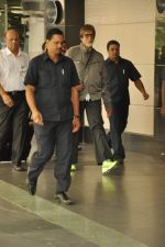 Amitabh Bachchan snapped in Mumbai Airport on 13th Sept 2012 (8).JPG