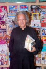 Anil Dharker at Ashwin Sanghi book launch in Crossword, Mumbai on 13th Sept 2012 (7).JPG