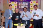 Dino Morea, Anil Dharker at Ashwin Sanghi book launch in Crossword, Mumbai on 13th Sept 2012 (15).JPG