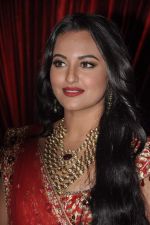 Sonakshi Sinha on Day 2 of Aamby Valley India Bridal Fashion Week 2012 in Mumbai on 13th Sept 2012 (161).JPG
