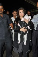 Aishwarya Rai snapped with baby Aaradhya at the Airport on 17th Sept 2012 (13).JPG